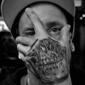 Die besten Bilder:  Position 23 in tattoos - Totenkopf Hand Gesicht Tattoo