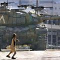 Die besten Bilder:  Position 3 in menschen - David gegen Goliath - Kind gegen Panzer. Ein unglaubliches Bild das von enormer Zivilcourage zeugt.