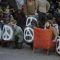 Die besten Bilder in der Kategorie menschen: Kreativer Widerstand mit Sessel auf Demo