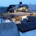 Die besten Bilder in der Kategorie autos: Auto mit Parkplatz auf dem Hausdach