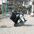 The Best Pics:  Position 64 in  - Funny  : Motorradfahrer bei Kurvenfahrt-Trockenübung auf Kinderspielplatz