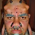 Die besten Bilder in der Kategorie tattoos: Freak mit Tattoos und viel Metall über und unter der Haut