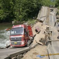Schwerer LKW bringt Brücke zum Einsturz