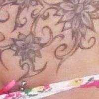 Erotic Flower Tattoo - Intimtattoo mit Piercing