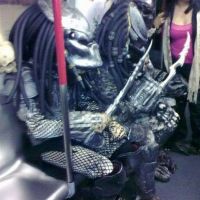 Alien in U-Bahn Verkleidung