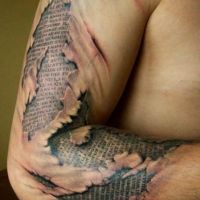 Lateinische Schrift unter kaputter Haut - 3D Tattoo