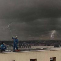 Schlechter Job - Antenne bei Gewitter montieren