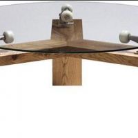 Drehbarer Glastisch mit Skateboardrollen
