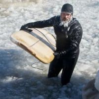 Chuck Norris beim Surfen - Polar Surfin - Hang Ice