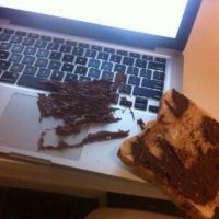 Stört doch kaum - Breakfast Accident on Macbook 