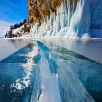 Unglaubliche Natur - Eis-Spalte in gefrohrenem See