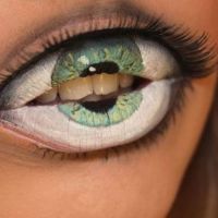 Augen auf Mund Bodypainting