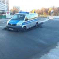 Super gemacht - Polzei-Auto parkt dauerhaft in Beton