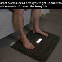 Teppich-Wecker. Zum ausschalten muss man drauf stehen . Carpet Alarm Clock. Forces you to get up and stand on it to turn it off. 