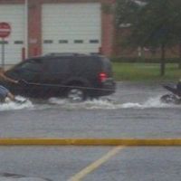 City-Wassersport - Motorrad Wasserski bei Hochwasser