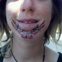 Tribal Frauen Bart Tattoo