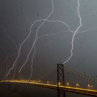 Blitzeinschläge in Brücke