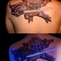 Meister Yoda Lichtschwert leuchtet im Dunkeln Tattoo