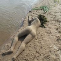 Frau liegend am Strand