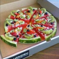 Früchtepizza, Melone, Kiwi, Erdbeere, Pizzaschachtel