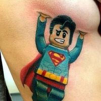 Lego-Superman, Schwerkraft, Frauen, lustiges Tattoo, Brust