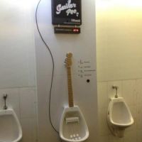 E-Gitarre, Toilette, Urinal, Pinkeln, Musik